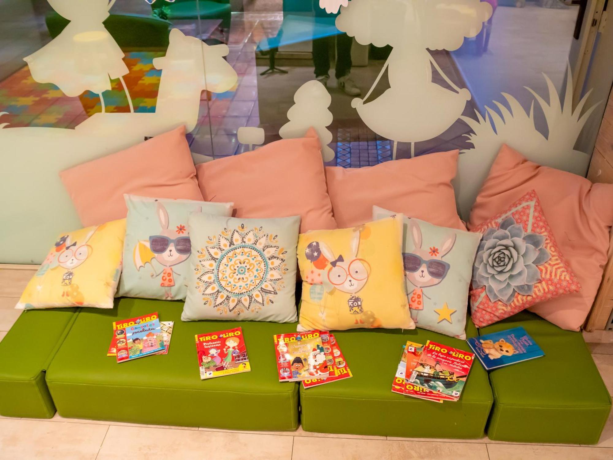 Hotel Princesa Parc Excellence Arinsal Eksteriør billede A children's reading area at a library in Moscow