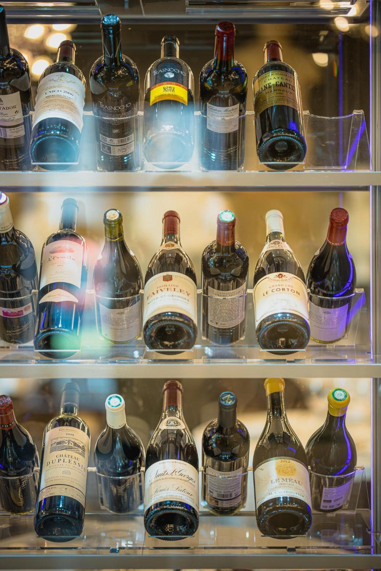Hotel Princesa Parc Excellence Arinsal Eksteriør billede Wine bottles in a wine cooler
